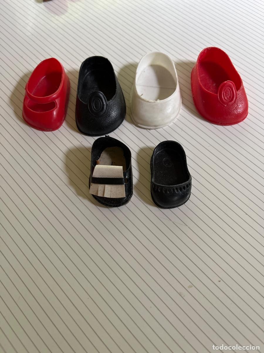 Vestidos mu&ntilde;ecas espa&ntilde;olas: 4 Zapatos de mu&ntilde;ecas varias desparejados - repuestos