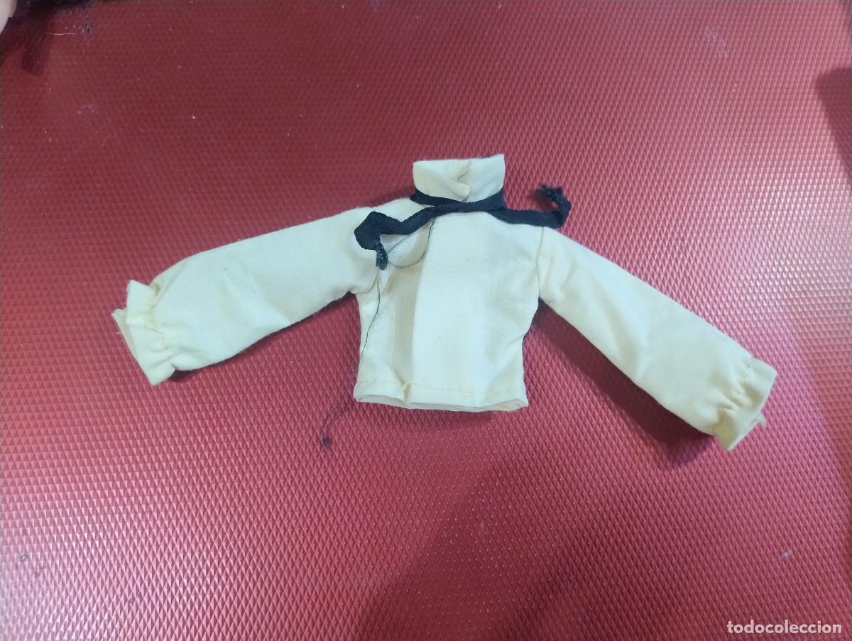 Vestidos mu&ntilde;ecas espa&ntilde;olas: Camisa con lazo negro del conjunto Verbena de la mu&ntilde;eca Sindy de Florido