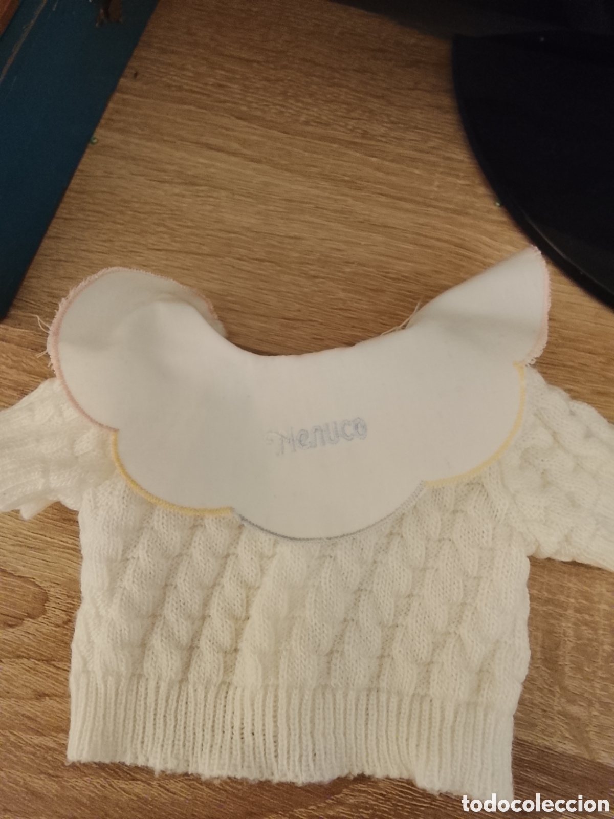 Vestidos mu&ntilde;ecas espa&ntilde;olas: Antiguo jersey con babero bordado del mu&ntilde;eco Nenuco de Famosa de los primeros .