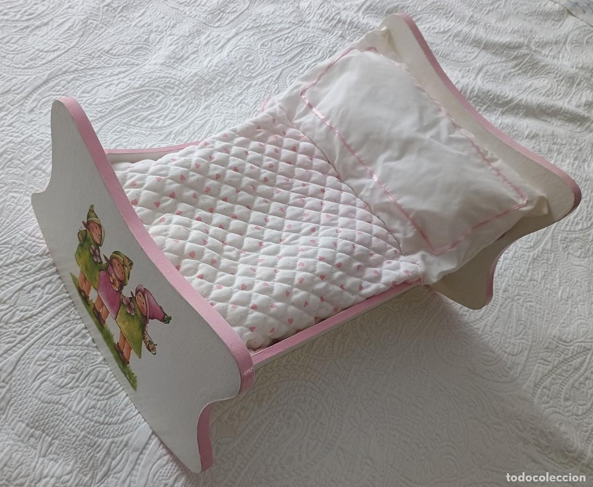 Vestidos mu&ntilde;ecas espa&ntilde;olas: CUNA BALANCIN DE MADERA PARA MU&Ntilde;ECAS VESTIDA CON ROPA DE CAMA Temp.