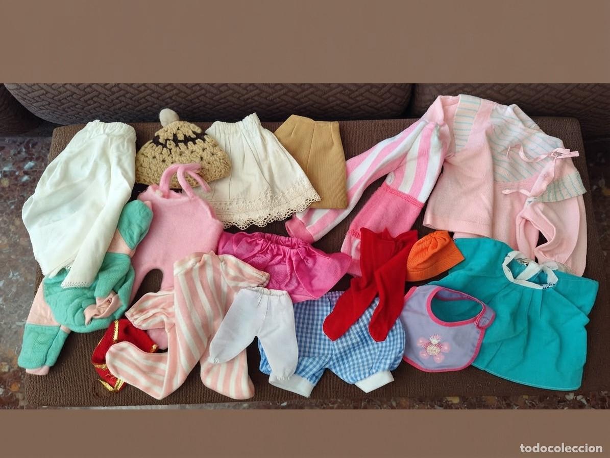 Vestidos mu&ntilde;ecas espa&ntilde;olas: Un mont&oacute;n de ropa variada para mu&ntilde;ecas.