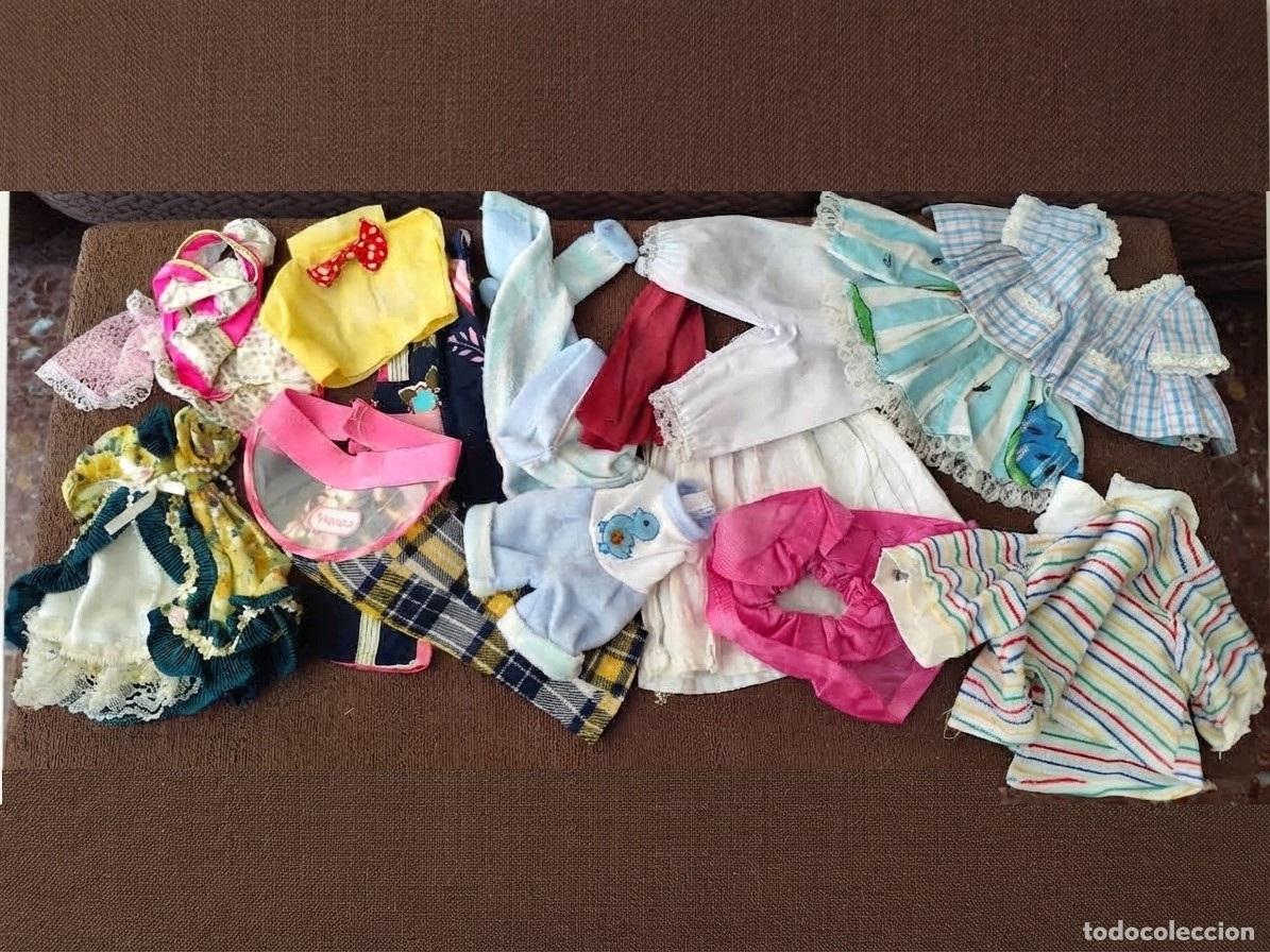 Vestidos mu&ntilde;ecas espa&ntilde;olas: Un mont&oacute;n de ropa variada para mu&ntilde;ecas.