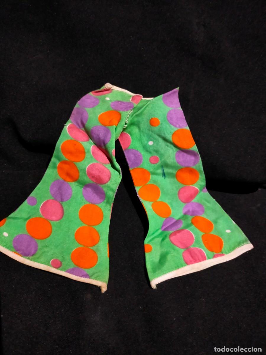 Vestidos mu&ntilde;ecas espa&ntilde;olas: PANTAL&Oacute;N DE TELA VERDE CON ESTAMPADO DE COLORES DEL CONJUNTO EN EL JARD&Iacute;N DE NANCY. 70&acute;S. VER FOTOS.