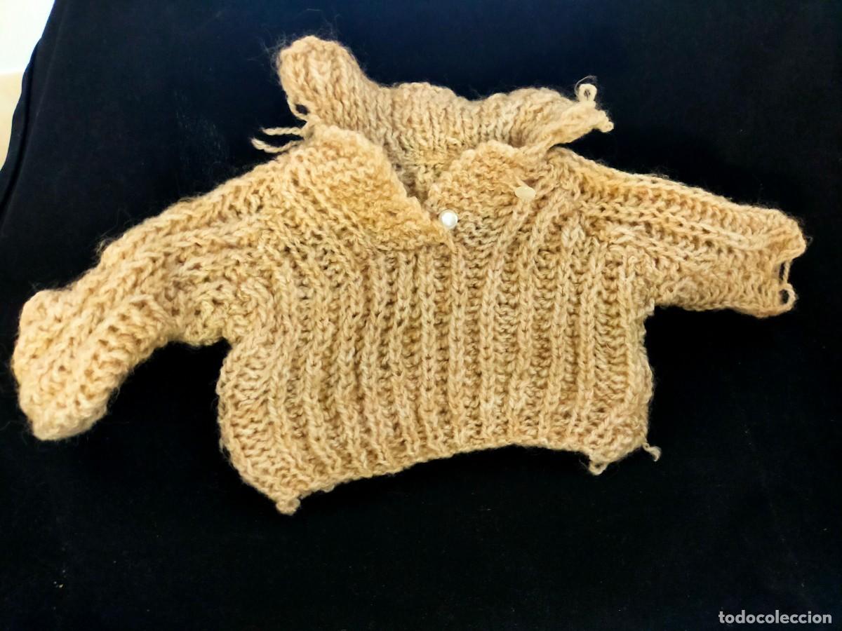 Vestidos mu&ntilde;ecas espa&ntilde;olas: SU&Eacute;TER DE LANA BEIGE CON BOTONES PERLADOS DE ANTIGUA MU&Ntilde;ECA/O A IDENTIFICAR. A&Ntilde;OS 70-80. VER FOTOS.