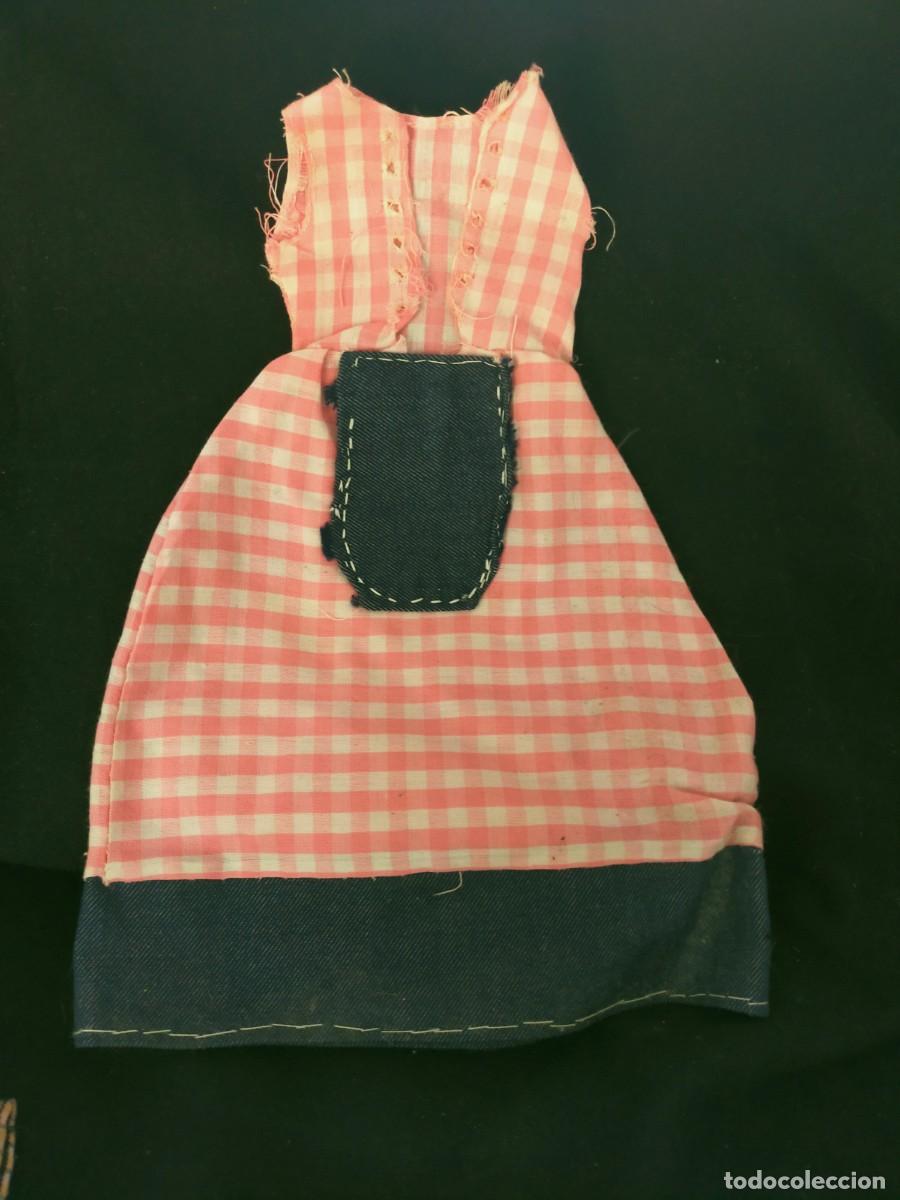Vestidos mu&ntilde;ecas espa&ntilde;olas: VESTIDO PARA MU&Ntilde;ECA CONFECCIONADA CON TELA A CUADROS VICHY CON ROSA Y DETALLES DE VAQUERO AZUL.70-80