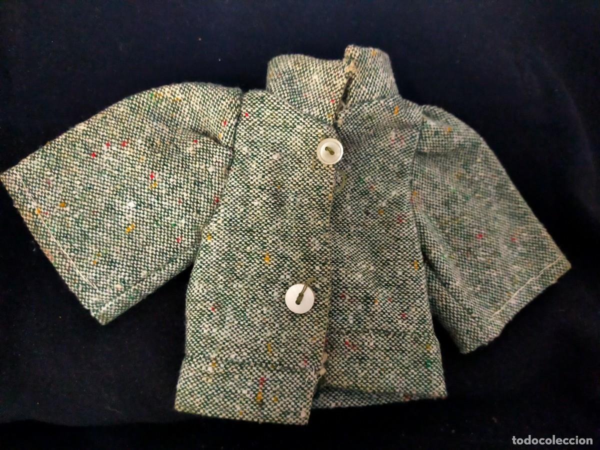 Vestidos mu&ntilde;ecas espa&ntilde;olas: CHAQUETA DE TWEED VERDE CON MOTAS MULTICOLOR Y BOTONES BLANCOS. PARA MU&Ntilde;ECO/A. A&Ntilde;OS 70-80