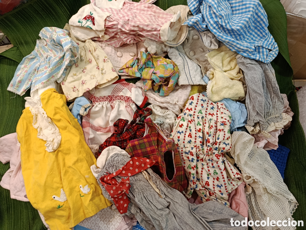 Vestidos mu&ntilde;ecas espa&ntilde;olas: Lote de ropa de mu&ntilde;ecas. 37 piezas