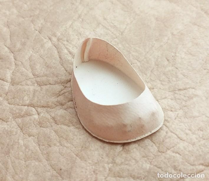 Kleider Spanische Puppen: Zapato plano blanco de mu&ntilde;eca 2, pie derecho