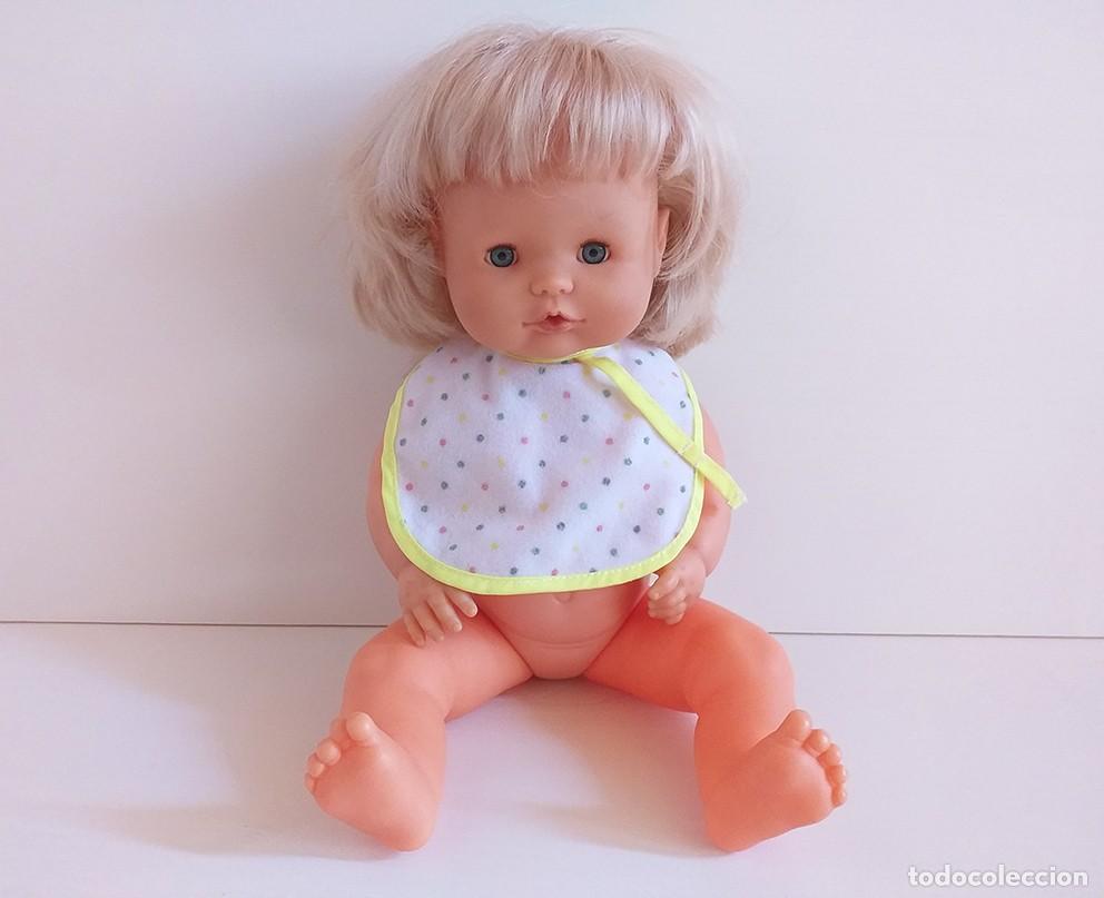 Vestidos mu&ntilde;ecas espa&ntilde;olas: Ropa para mu&ntilde;eca bebe Nenuco, babero multicolor