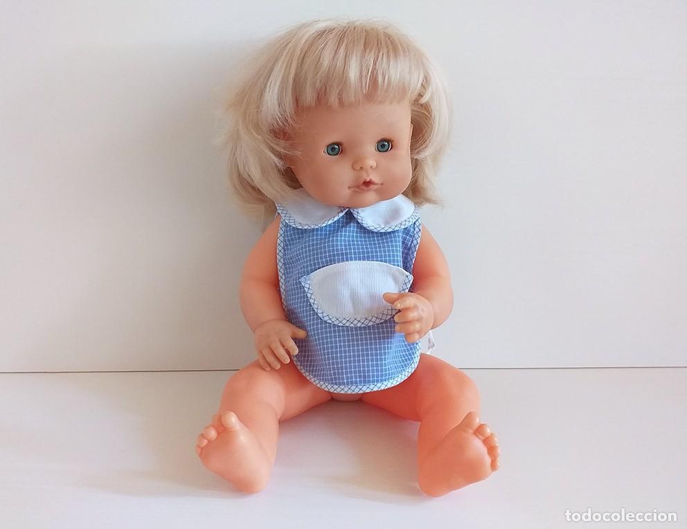 Vestidos mu&ntilde;ecas espa&ntilde;olas: Ropa para mu&ntilde;eca bebe Nenuco, babero azul a cuadros