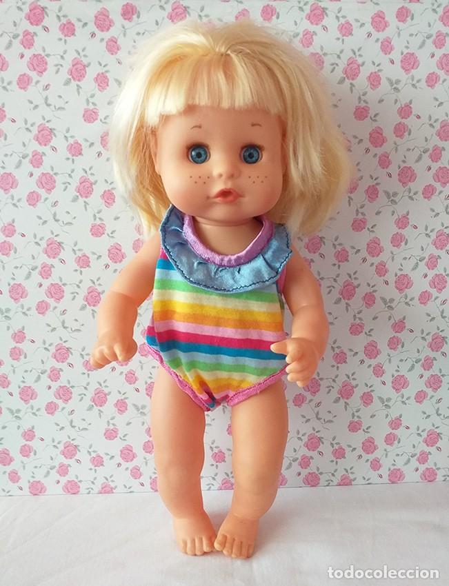 Vestidos mu&ntilde;ecas espa&ntilde;olas: Ropa para mu&ntilde;eca Nenuco, ba&ntilde;ador multicolor