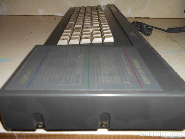 rétro style ordinateur avec crt moniteur et clavier évoque nostalgie