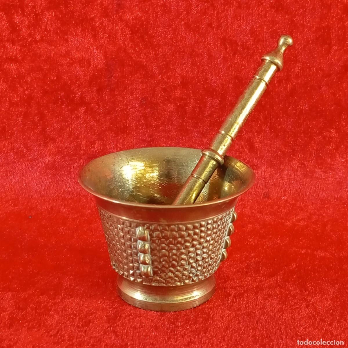 Videojuegos y Consolas: ANTIGUO MORTERO ALMIREZ CON MAZA EN BRONCE - TRABAJADO - CON COSTILLAS - 6,5 X 5 CM MORTERO / 3750