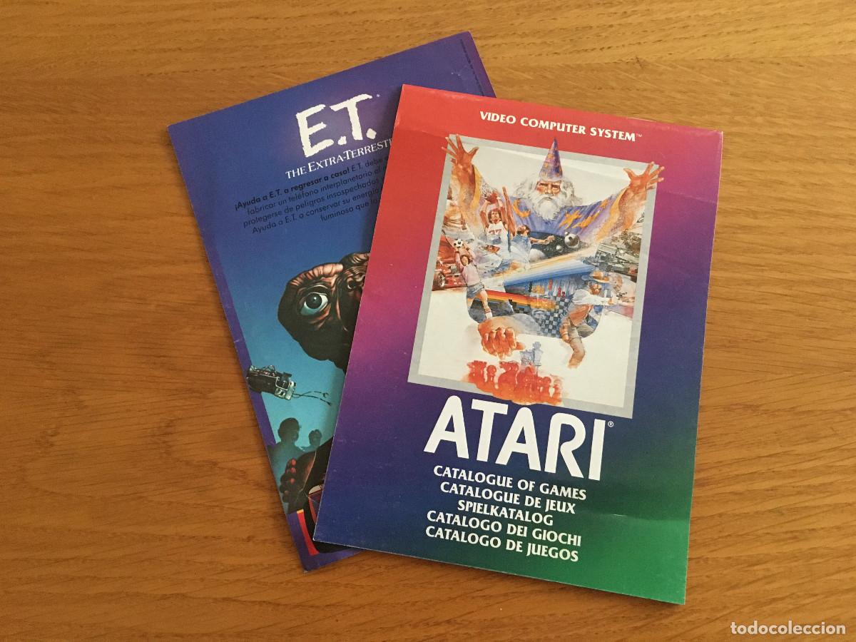 Videojuegos y consolas: Cat&aacute;logo Atari 2600 y panfleto en castellano de E.T. para Atari 2600. - Foto 1