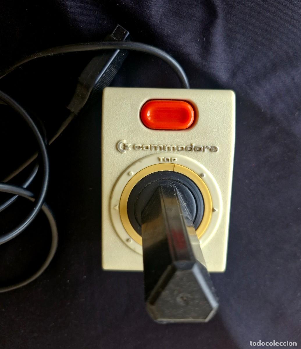 Videojuegos y consolas: JOYSTICK COMMODORE 64 - C64 - COLOR GRIS - ORIGINAL - Foto 1