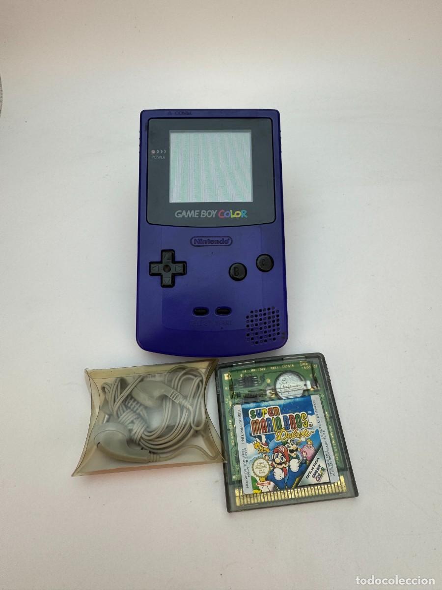 Videojuegos y consolas: Consola Nintendo Game Boy Color con el juego &laquo;Mario Deluxe&raquo; y auriculares, de la d&eacute;cada de 1990