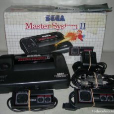 Videojuegos y Consolas: CONSOLA SEGA MASTER SYSTEM II CON SUS 2 MANDOS Y CABLES ORIGINALES Y CAJA ORIGINAL - FUNCIONANDO -