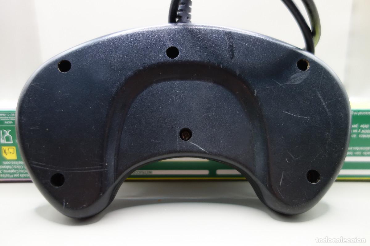Videojuegos y consolas: MANDO ORIGINAL PARA SEGA MEGA DRIVE CON EL BOTON EN AZUL - Foto 2