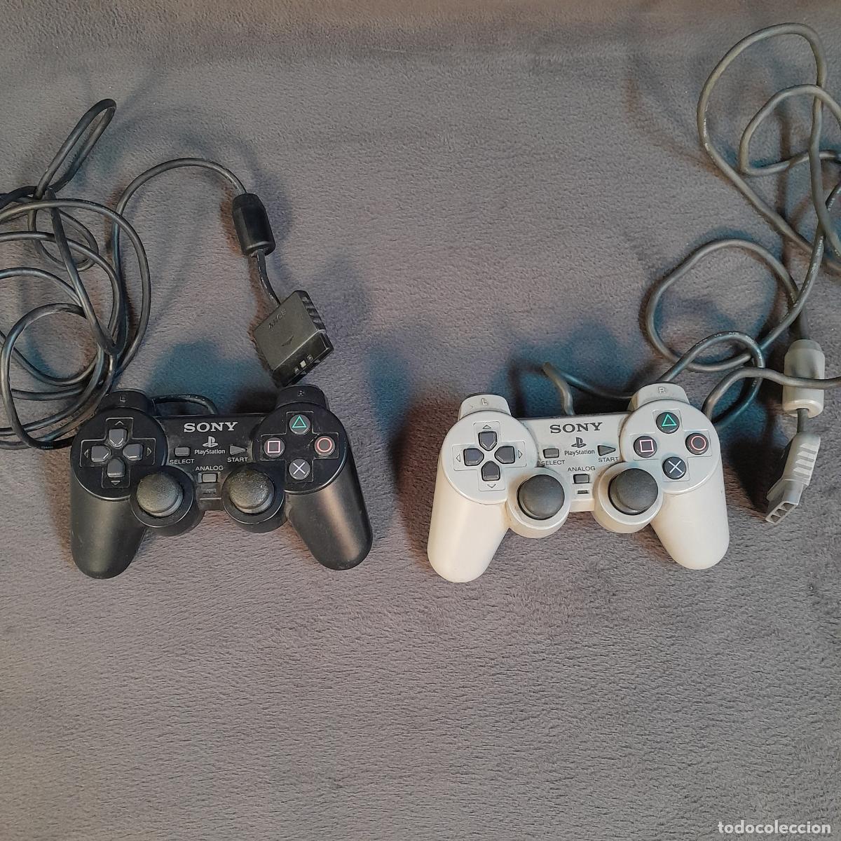 Videojuegos y consolas: PAREJA DE MANDOS PLAYSTATION 1 SONY DUALSHOCK SONY. 1997.