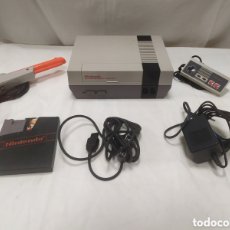 Jeux Vidéo et Consoles: NES DE NINTENDO CON NINTENDO ZAPPER, 1 MANDO, TODOS LOS CABLES Y JUEGO DOBLE.. Lote 362981085