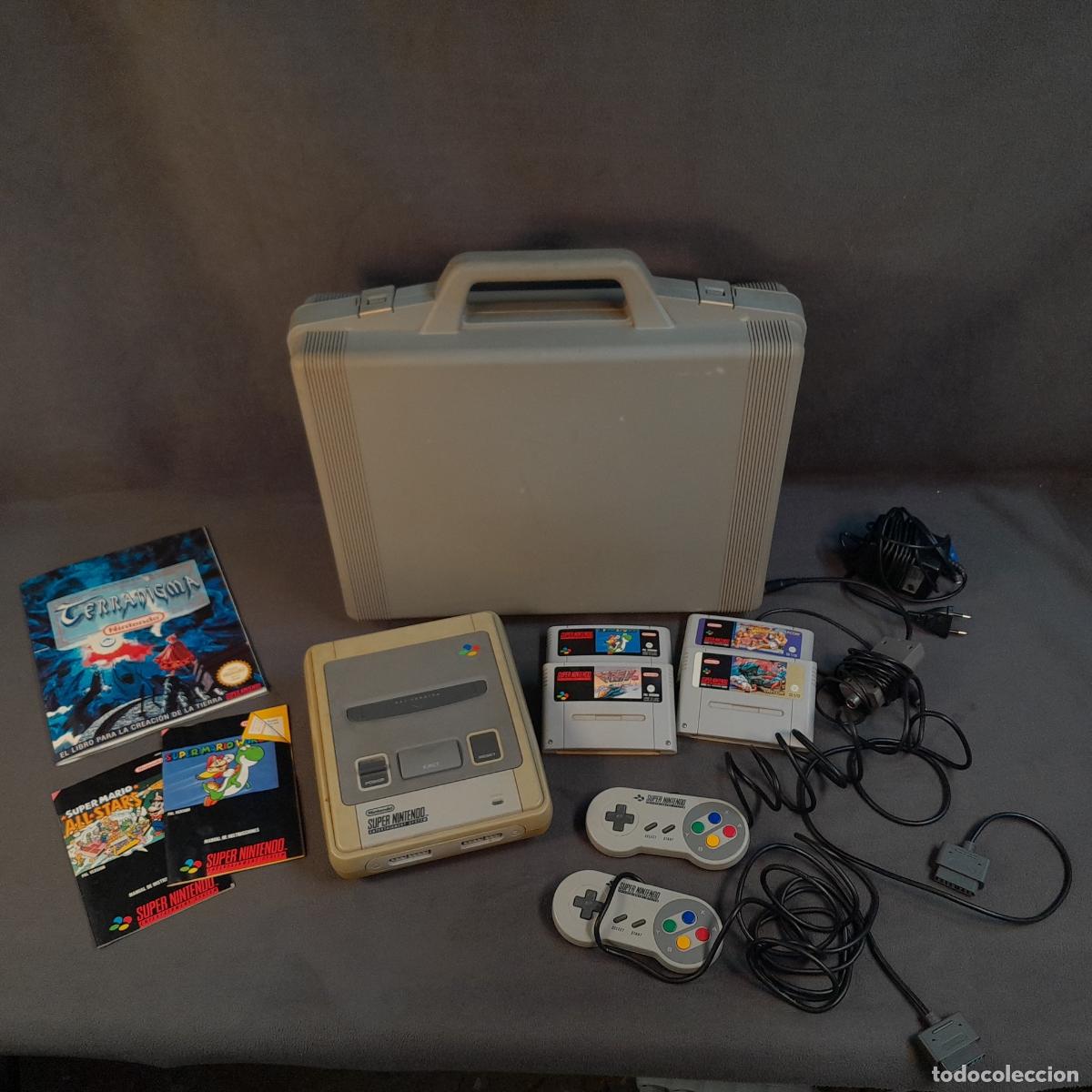 Videojuegos y consolas: CONSOLA SUPER NINTENDO (SNES) CON MALET&Iacute;N TRANSPORTE, MANDOS Y JUEGOS. SIGLO XX.