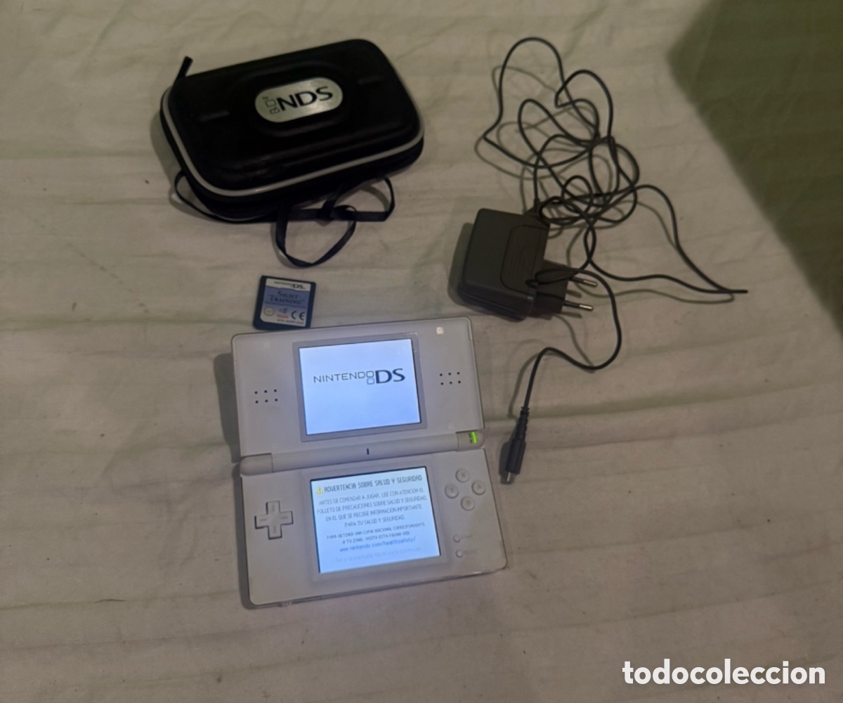 Videojuegos y consolas: Nintendo DS Lite blanca funcionando perfectamente. Cargador, l&aacute;piz t&aacute;ctil, funda y 4 juegos.