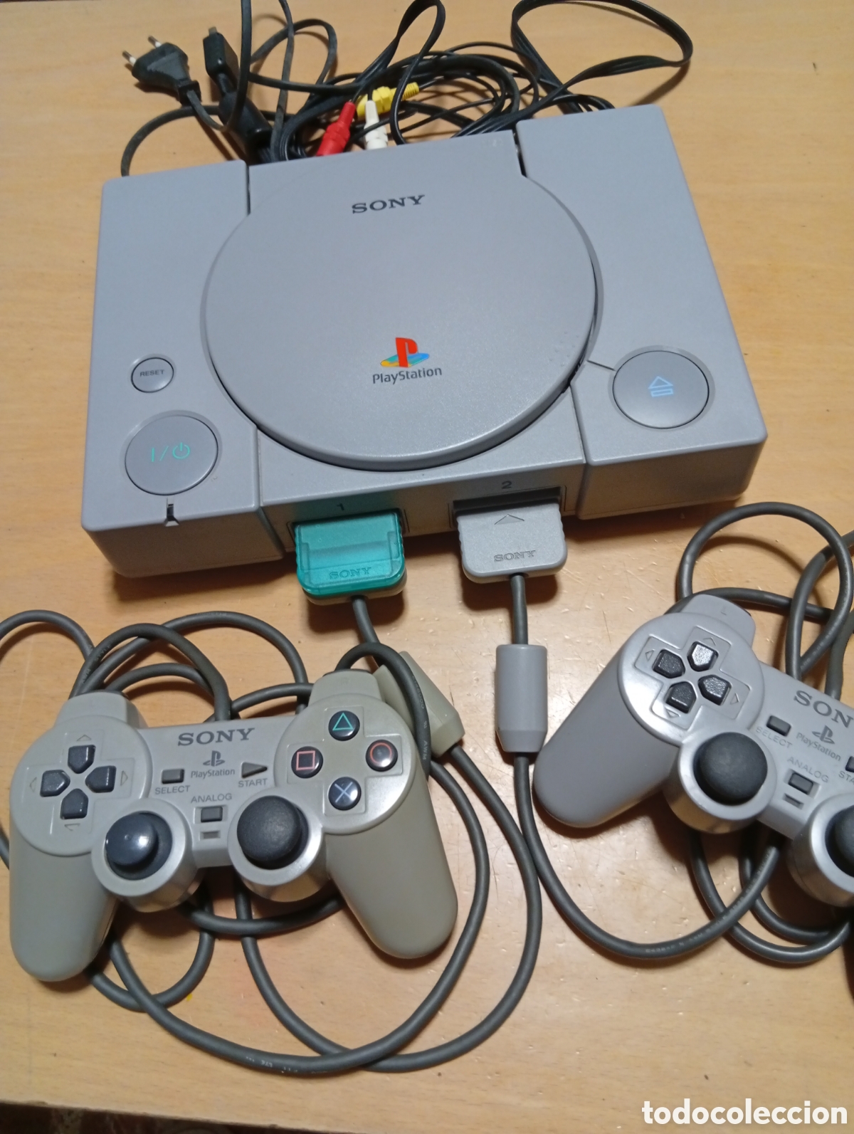 Videojuegos y consolas: Consola PlayStation 1 + 2 mandos cables y tarjeta de memoria