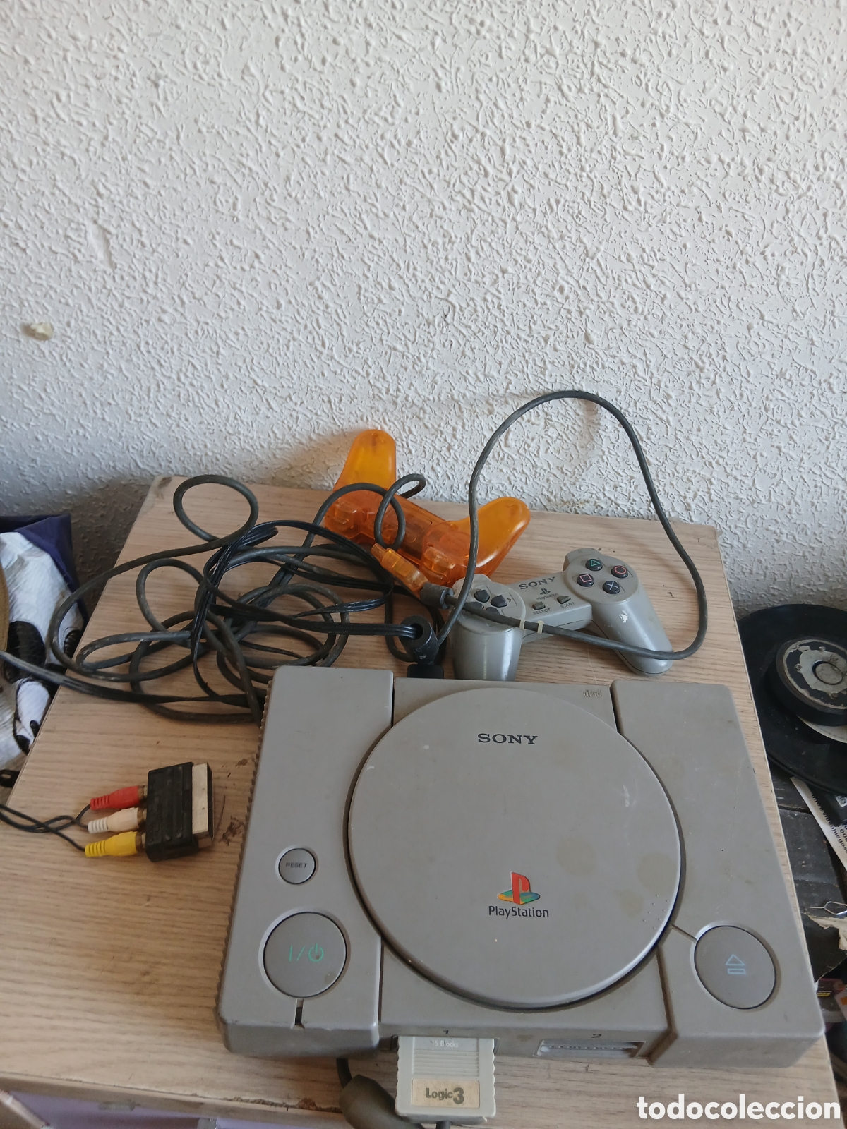 Videojuegos y consolas: SONY PLAYSTATION FUNCIONA CON DOS MANDOS Y CABLES,,VER FOTOS