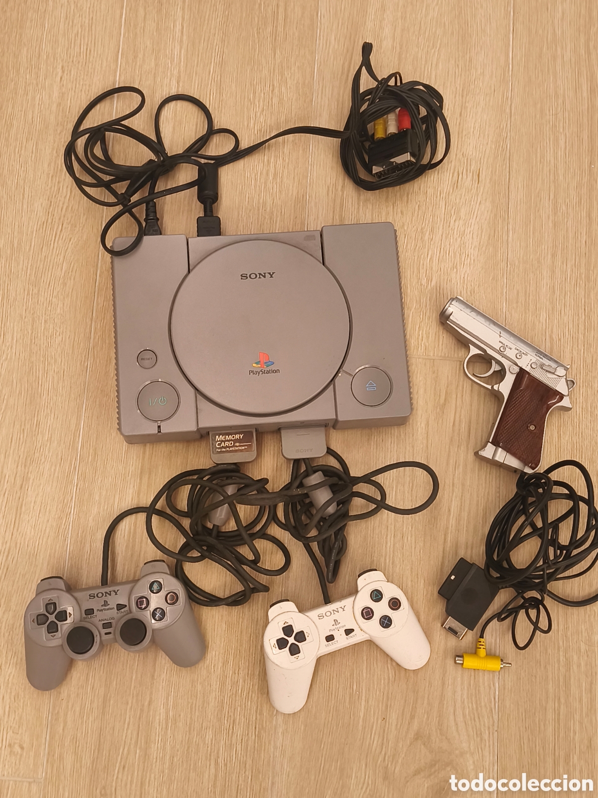 Videojuegos y consolas: PS1 Consola, mandos, pistola, y cables