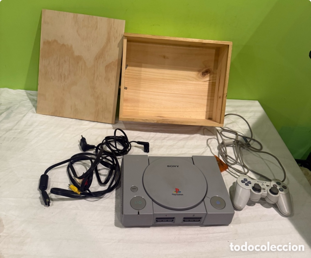 Videojuegos y consolas: Consola Sony PlayStation 1 PS1 SCPH-9002 PAL a&ntilde;os 90. Funcionando con mando y accesorios.