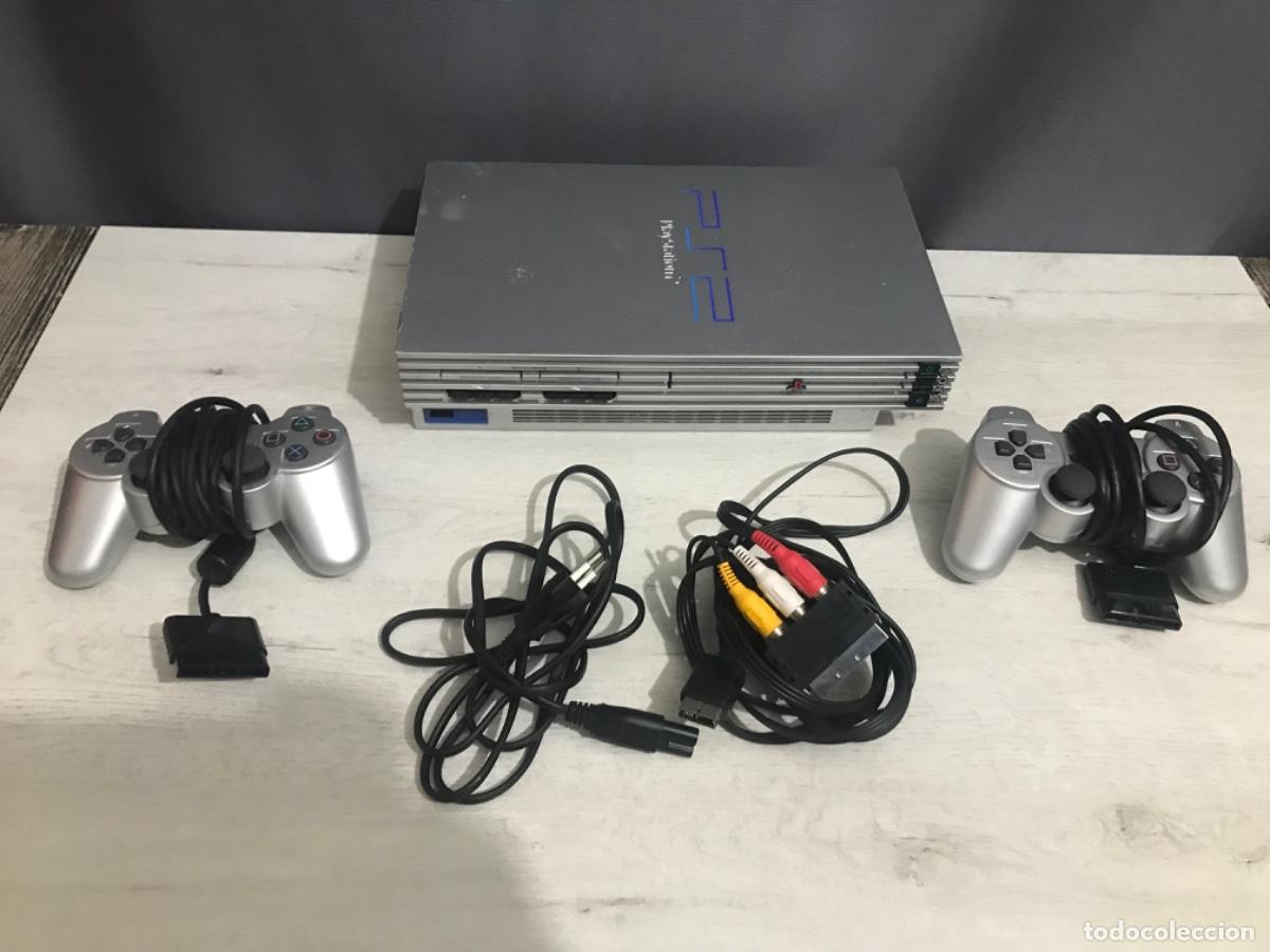 Videojuegos y consolas: PS2 plata con cables, dos mandos funcionando correctamente - Foto 1