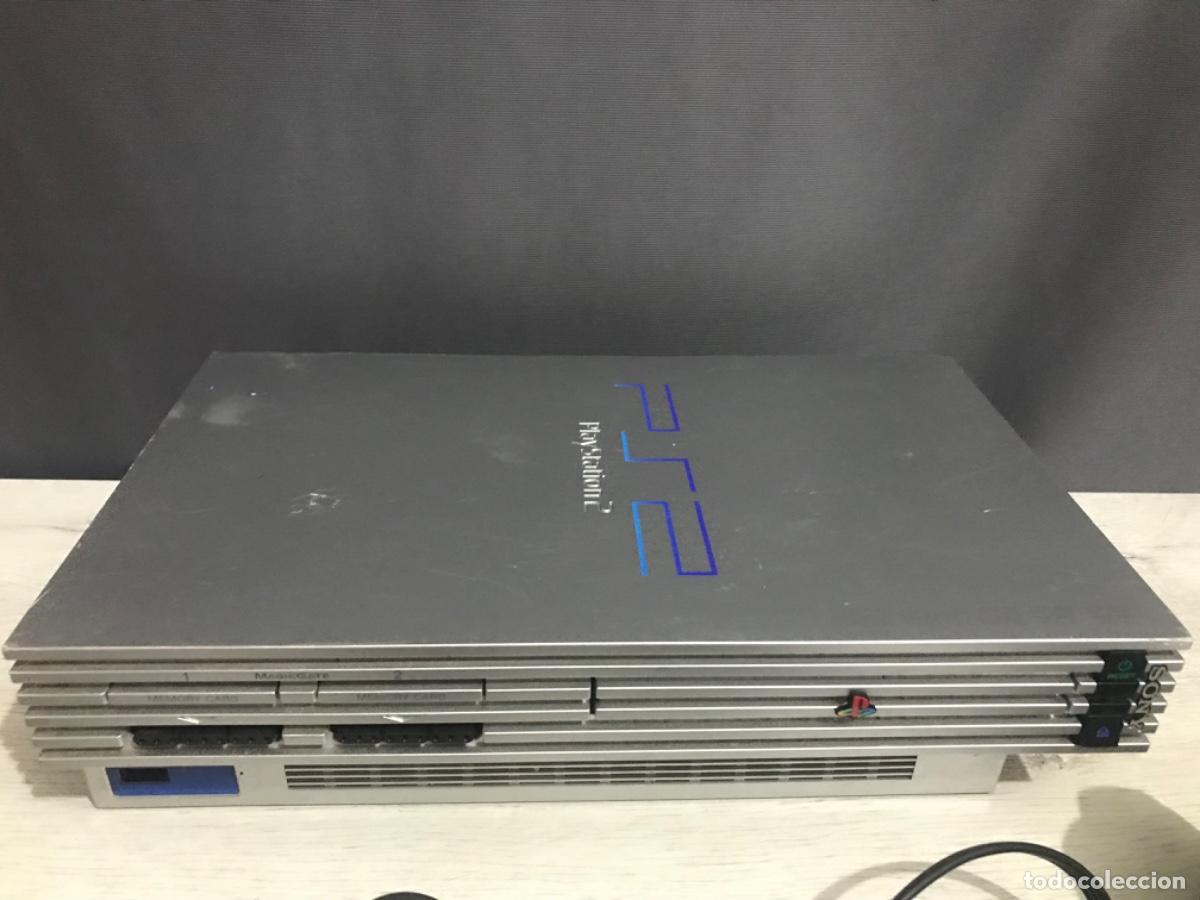 Videojuegos y consolas: PS2 plata con cables, dos mandos funcionando correctamente - Foto 2