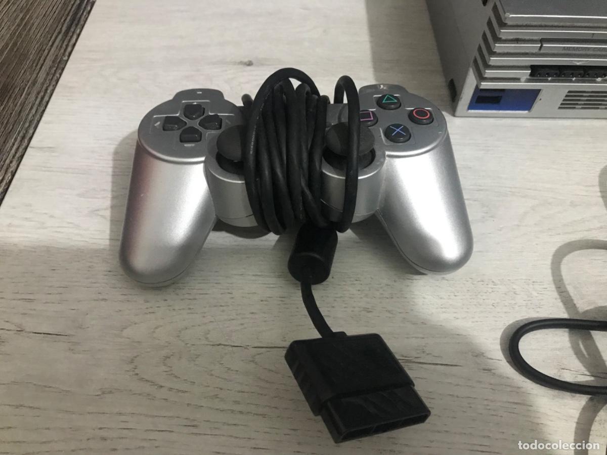 Videojuegos y consolas: PS2 plata con cables, dos mandos funcionando correctamente - Foto 3