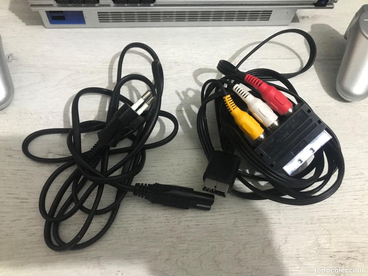 Videojuegos y consolas: PS2 plata con cables, dos mandos funcionando correctamente - Foto 4