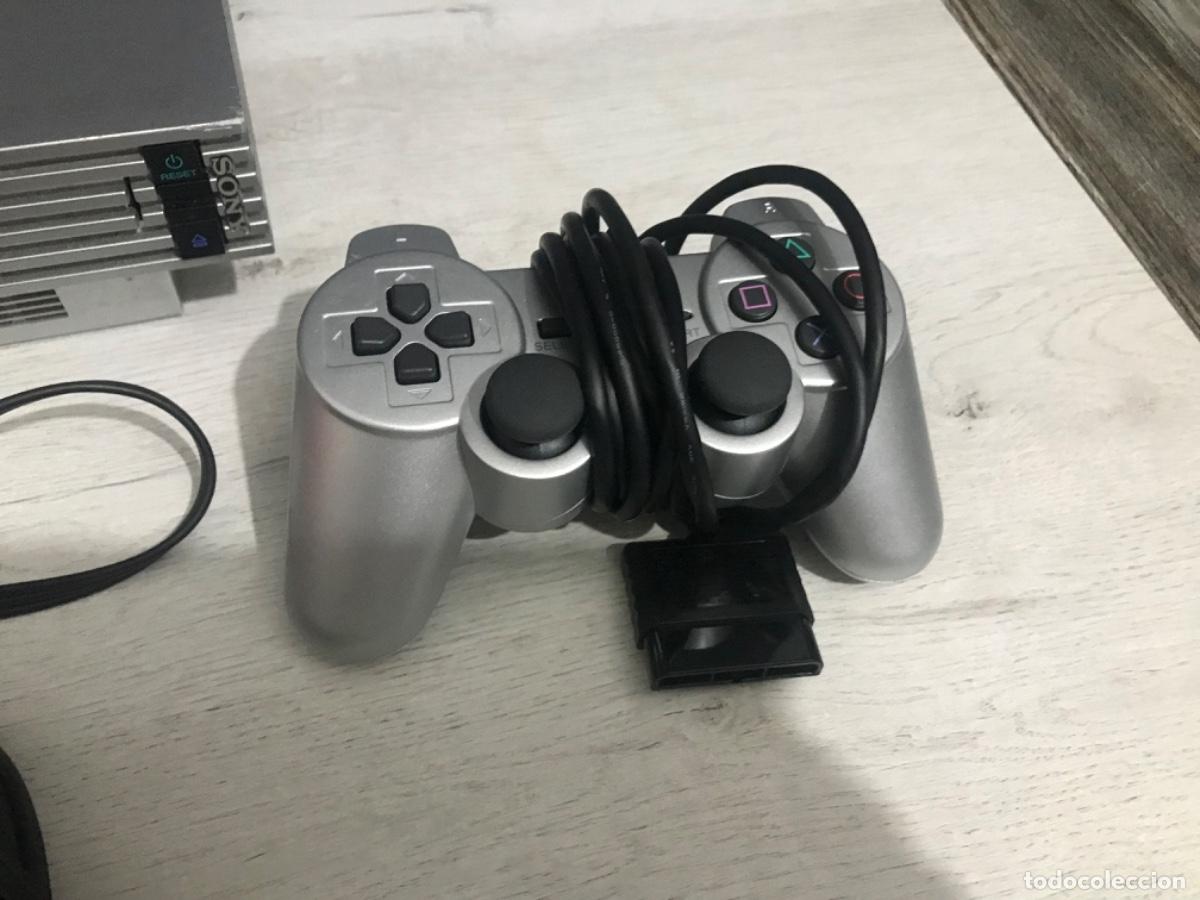 Videojuegos y consolas: PS2 plata con cables, dos mandos funcionando correctamente - Foto 5