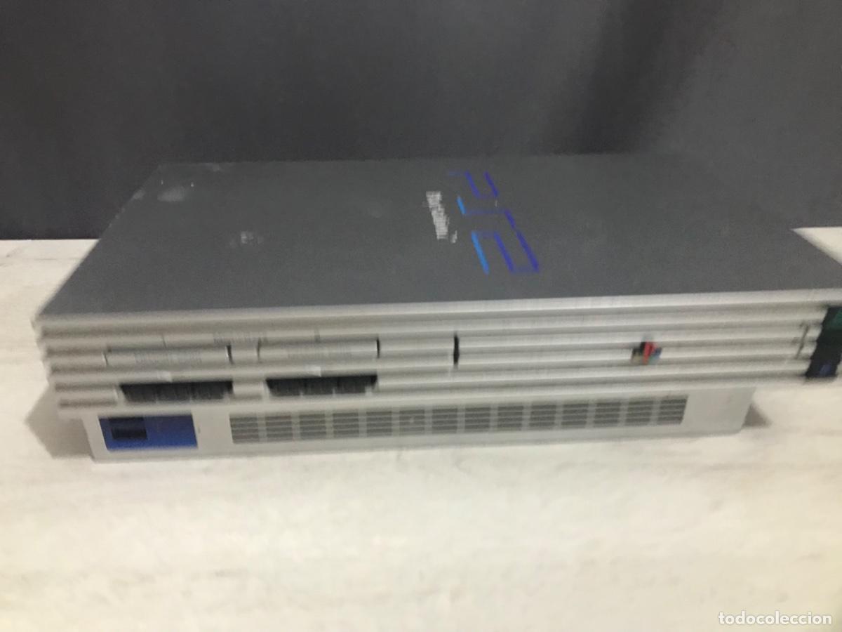 Videojuegos y consolas: PS2 plata con cables, dos mandos funcionando correctamente - Foto 6