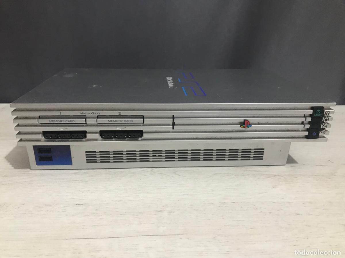 Videojuegos y consolas: PS2 plata con cables, dos mandos funcionando correctamente - Foto 7