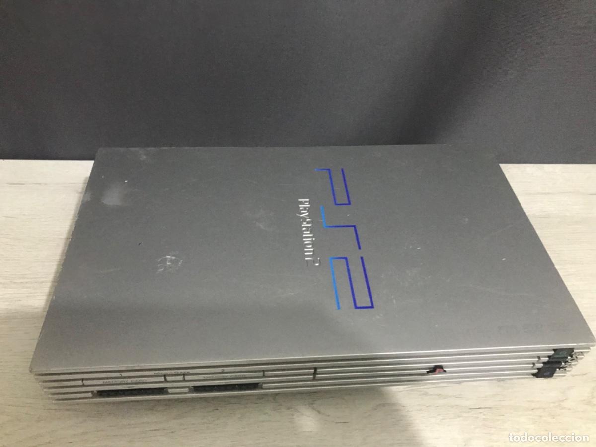 Videojuegos y consolas: PS2 plata con cables, dos mandos funcionando correctamente - Foto 8