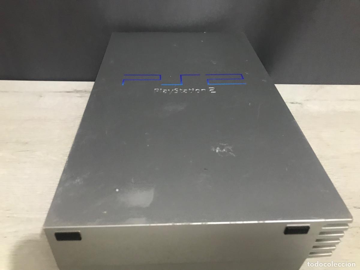Videojuegos y consolas: PS2 plata con cables, dos mandos funcionando correctamente - Foto 9
