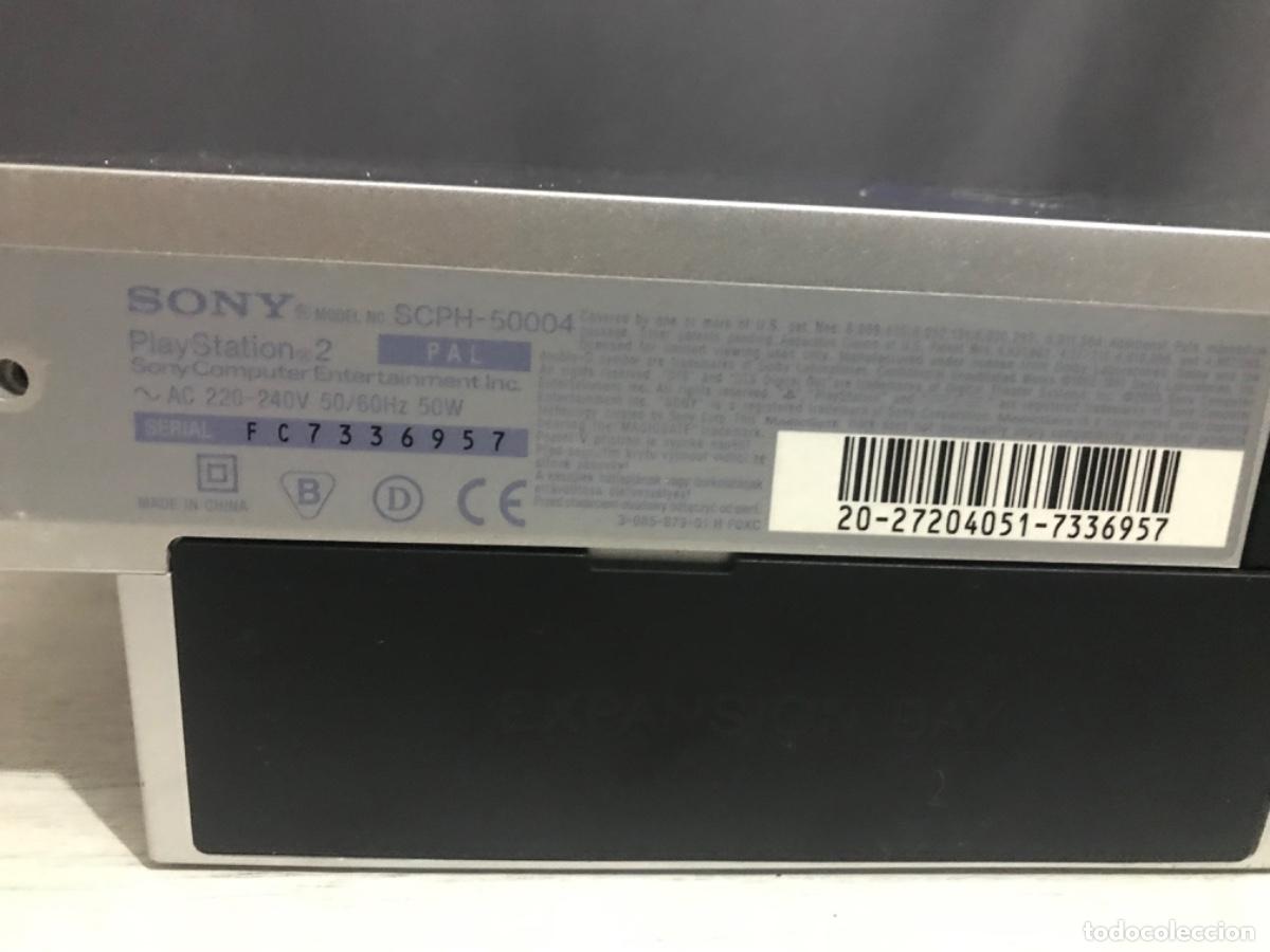 Videojuegos y consolas: PS2 plata con cables, dos mandos funcionando correctamente - Foto 12