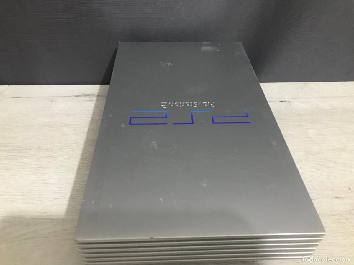 Videojuegos y consolas: PS2 plata con cables, dos mandos funcionando correctamente - Foto 16