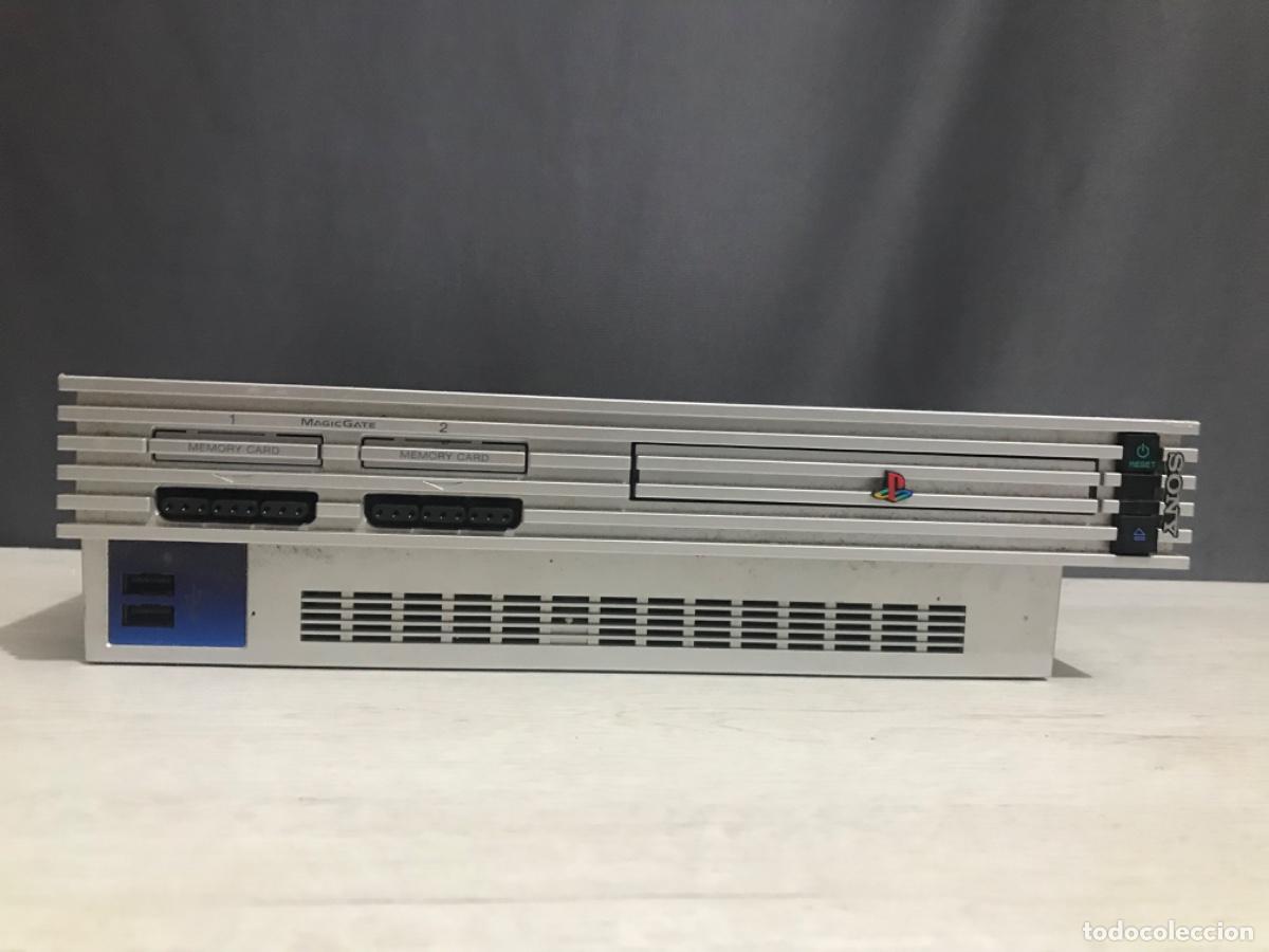 Videojuegos y consolas: PS2 plata con cables, dos mandos funcionando correctamente - Foto 19