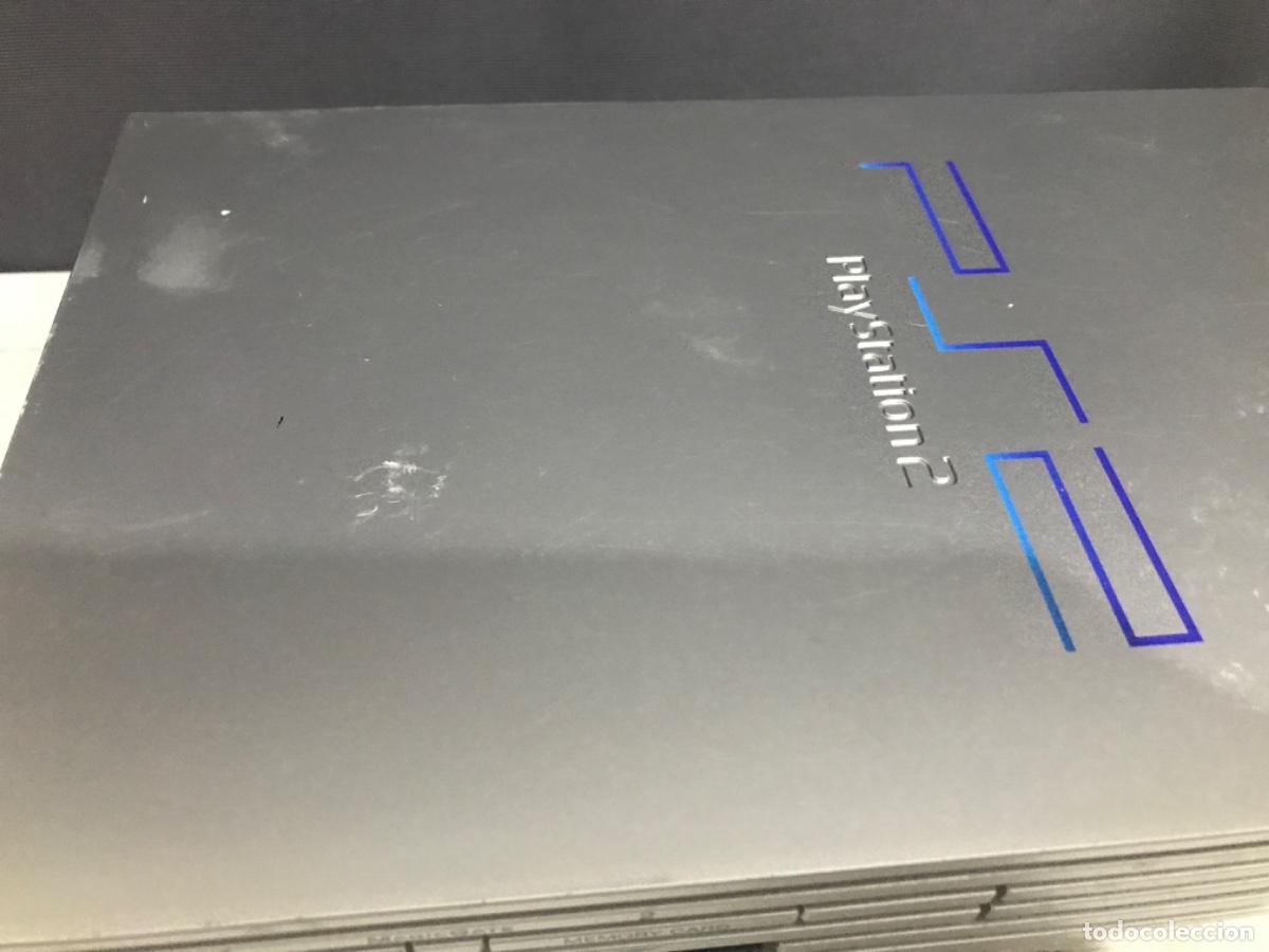 Videojuegos y consolas: PS2 plata con cables, dos mandos funcionando correctamente - Foto 20