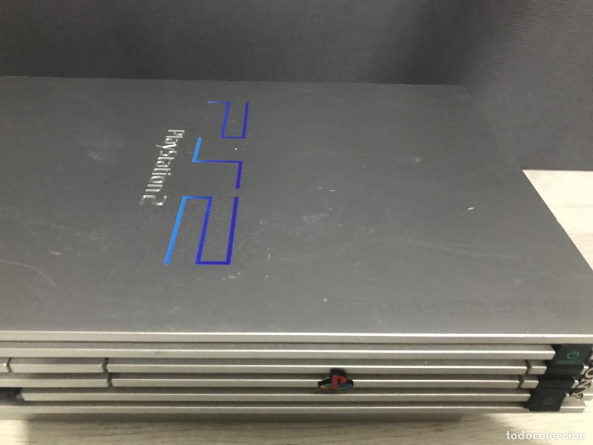 Videojuegos y consolas: PS2 plata con cables, dos mandos funcionando correctamente - Foto 21