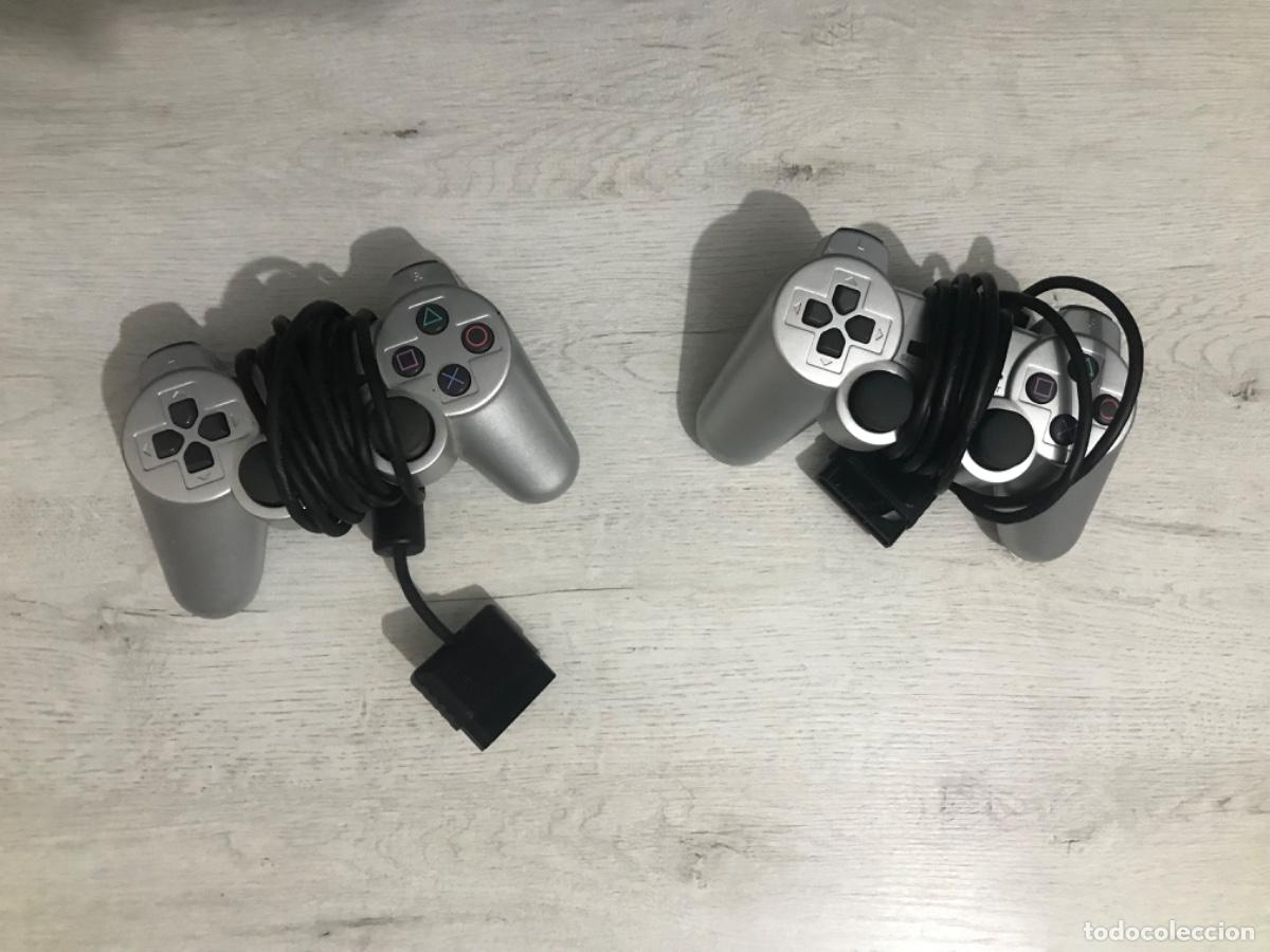 Videojuegos y consolas: PS2 plata con cables, dos mandos funcionando correctamente - Foto 23