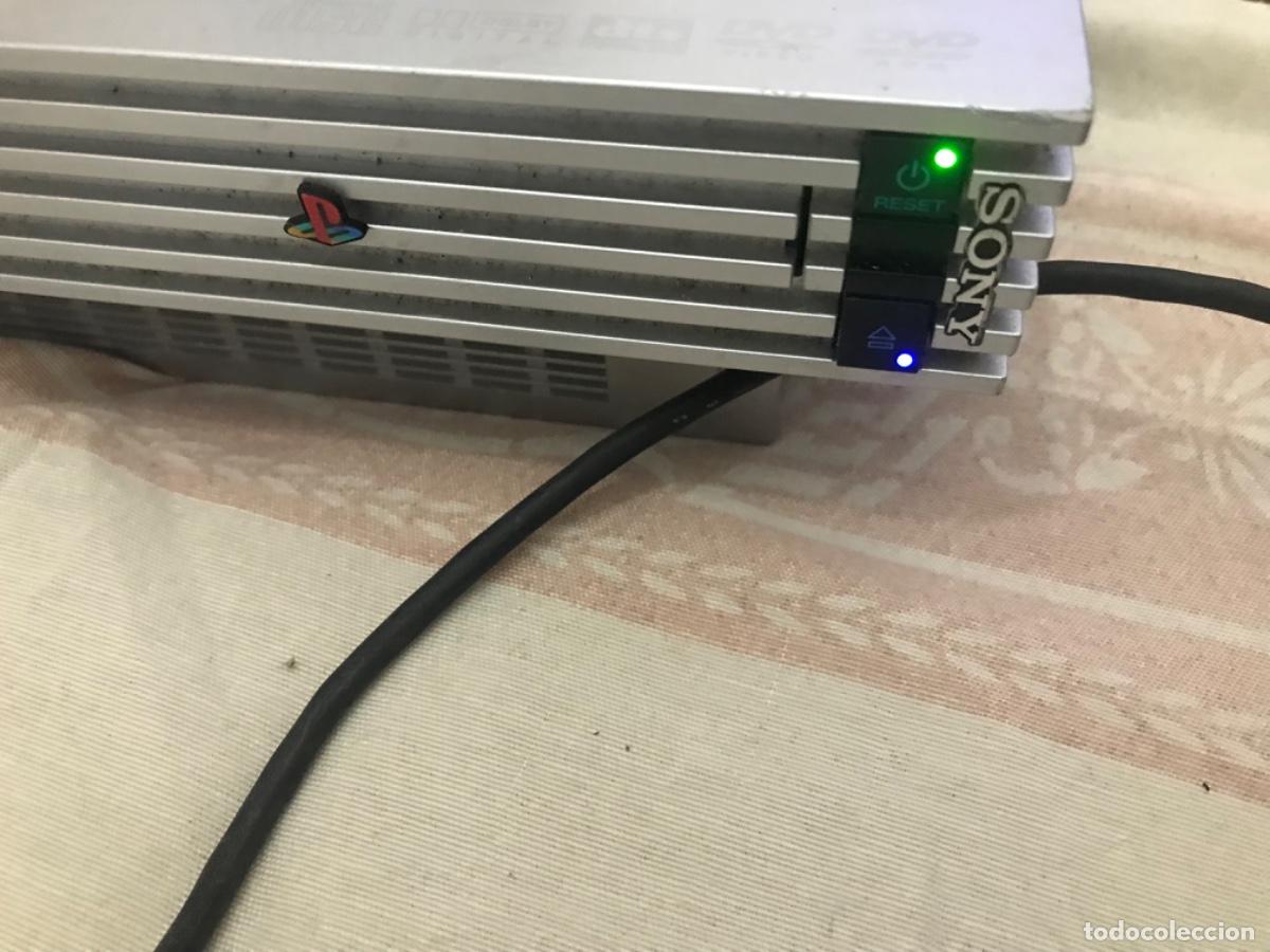 Videojuegos y consolas: PS2 plata con cables, dos mandos funcionando correctamente - Foto 25