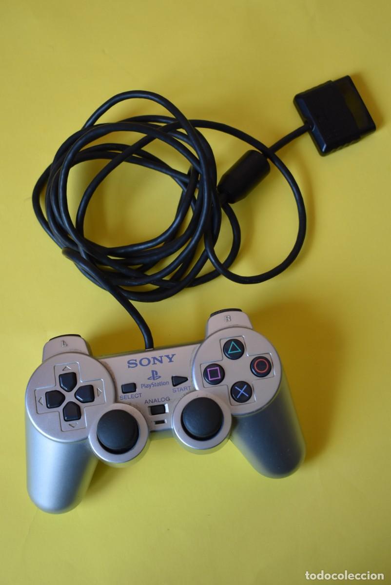 Videojuegos y Consolas: Mando original PlayStation 2. PS2. Plateado. Para reparar o piezas, leer descripci&oacute;n ver fotograf&iacute;as
