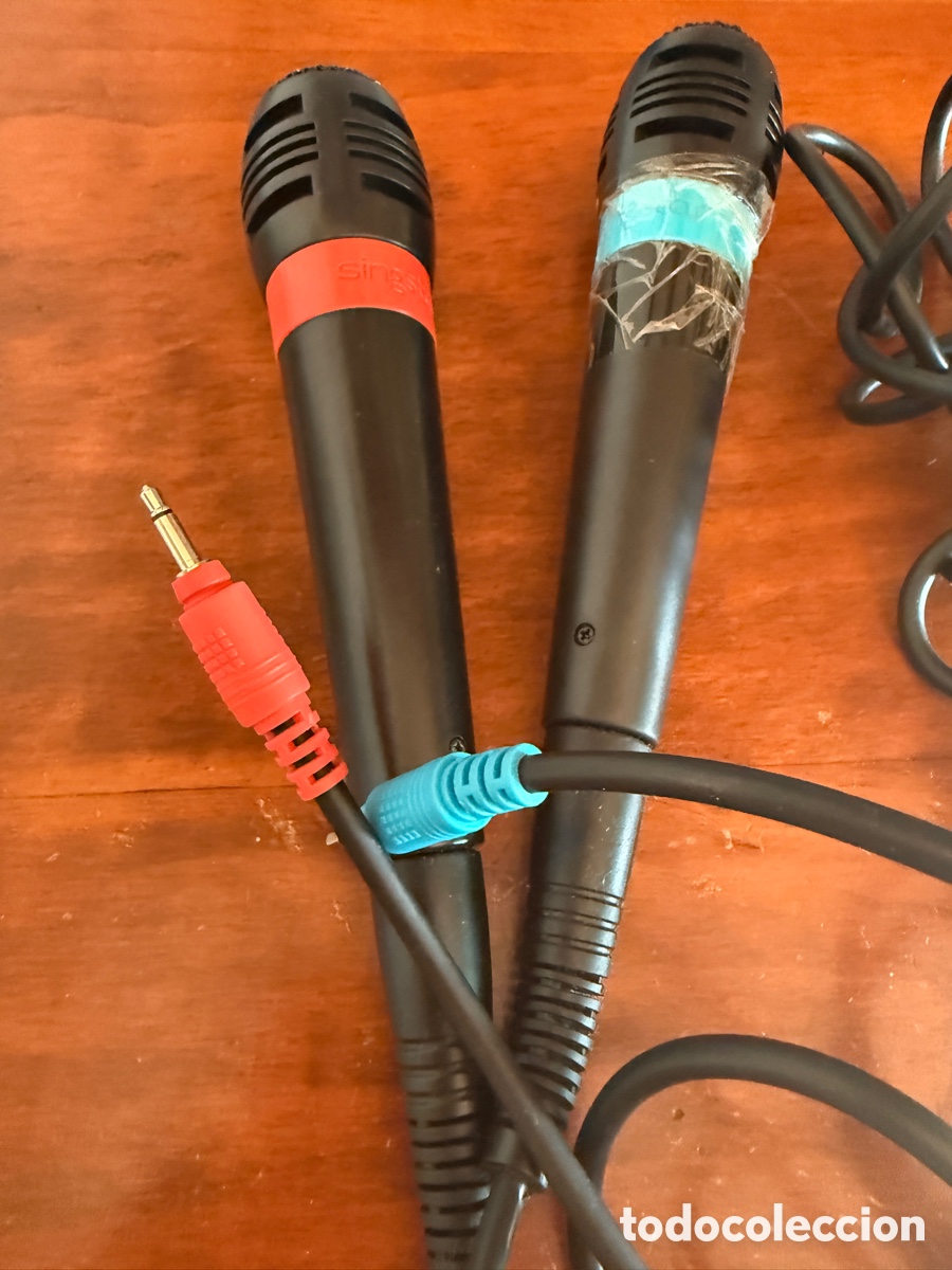 Videojuegos y consolas: Micr&oacute;fonos originales SingStar PS2 rojo y azul - Foto 2