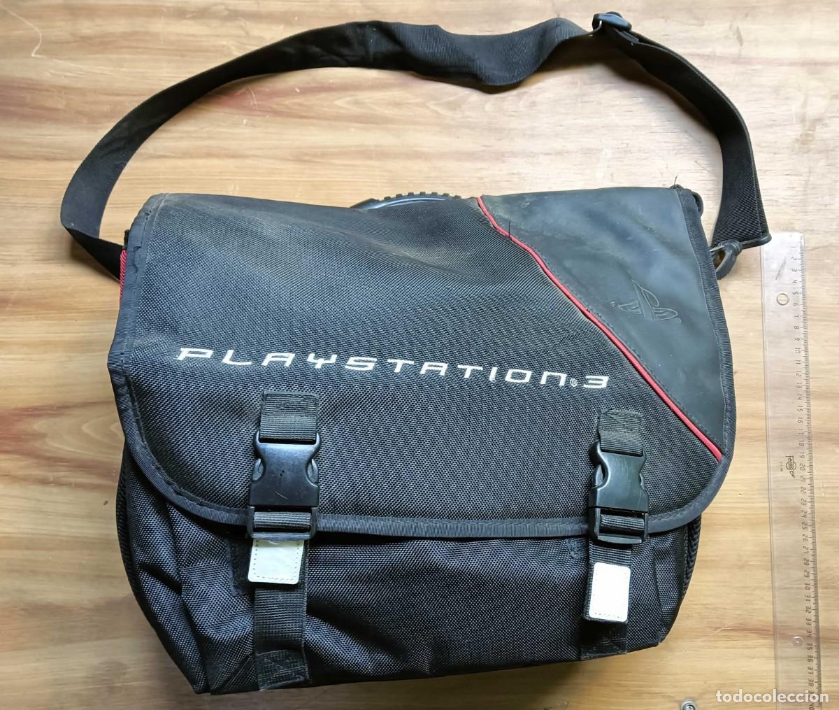 Videojuegos y consolas: BOLSA DE TRANSPORTE OFICIAL PLAYSTATION 3 - R.D.S. INDUSTRIES - NEGRA Y ROJA - CORREA Y ASA - 2012