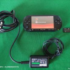 Videojuegos y Consolas: CONSOLE PORTATILE SONY PSP STREET NERA SCHEDA 2 GB CON CARICABATTERIE ORIGINALE
